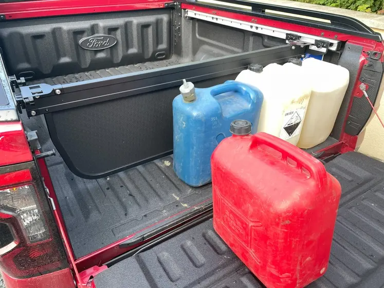 <em class="placeholder">Séparation de benne du Ford Ranger Wildtrak X avec chargement de bidons d&#039;essence</em>