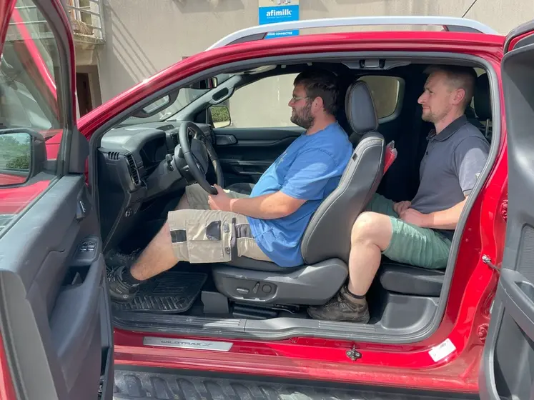 <em class="placeholder">Chauffeur et passager arrière dans Ford Ranger Wildtrak X SuperCab</em>