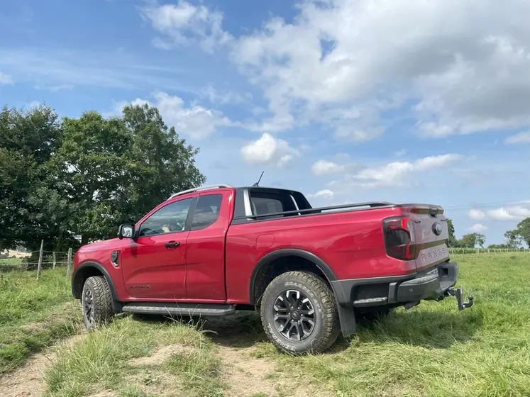 <em class="placeholder">Ford Ranger Wildtrak X au franchissement d&#039;ornières dans un chemin</em>