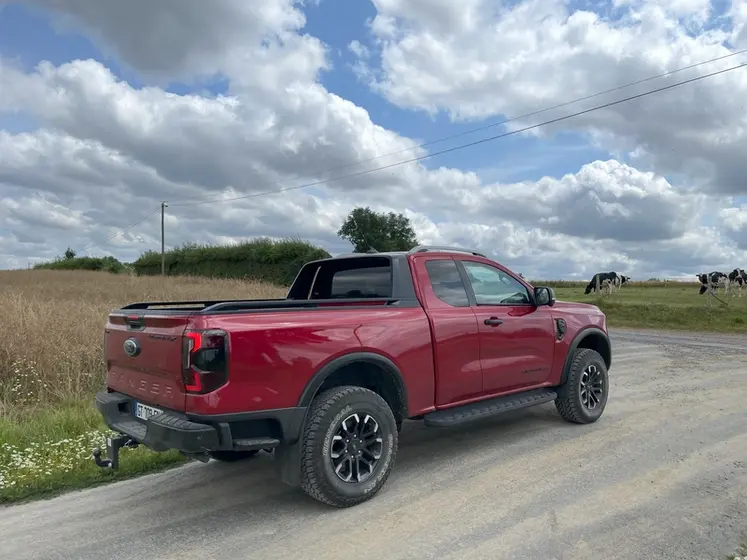 <em class="placeholder">Ford Ranger Wildtrak X sur la route</em>