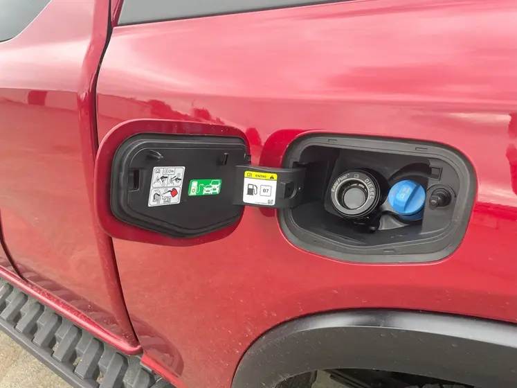 <em class="placeholder">Bouchons de remplissage de carburant et d&#039;AdBlue de Ford Ranger Wildtrak X SuperCab</em>