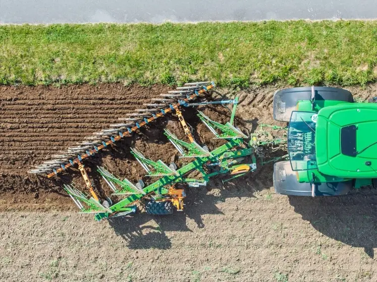 <em class="placeholder">Charrue Amazone équipé d&#039;un rouleau tasseur attelé à un tracteur John Deere</em>