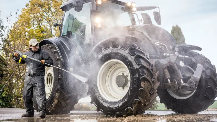 <em class="placeholder">Tracteur Valtra nettoyé au nettoyeur haute pression Kärcher</em>