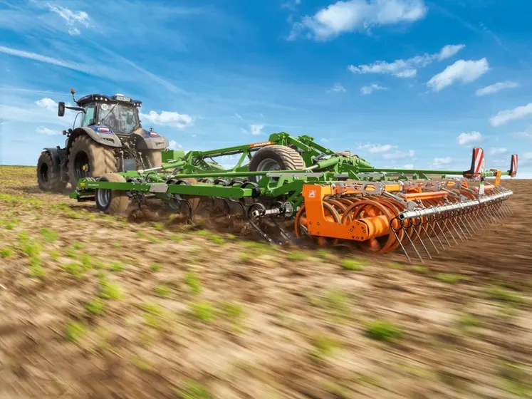 <em class="placeholder">Déchaumeur à dents et disques Cobra d&#039;amazone derrière un tracteur New Holland</em>