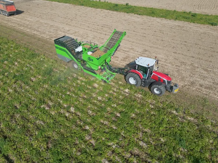 <em class="placeholder">Arracheuse de pommes de terre AVR Spirit 9200 i derrière un tracteur Massey Ferguson</em>