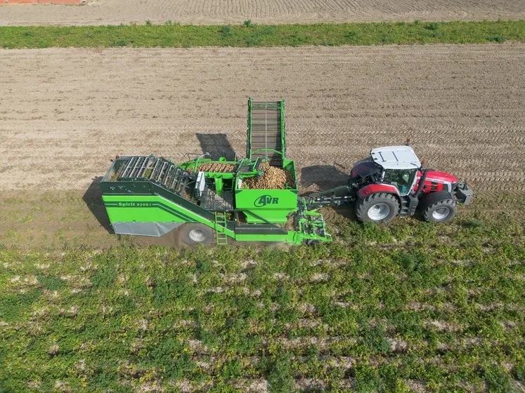 <em class="placeholder">Arracheuse de pommes de terre AVR Spirit 9200 i derrière un tracteur Massey Ferguson</em>