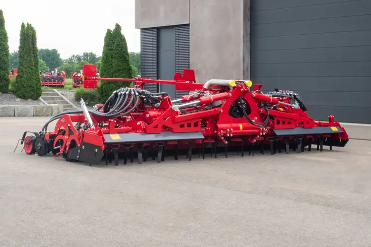 <em class="placeholder">Herse rotative Horsch Kredo HD en 6 m</em>