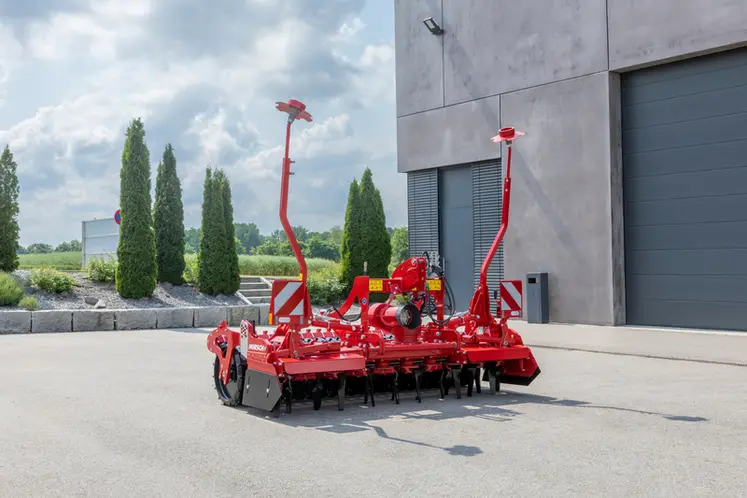 <em class="placeholder">Herse rotative Horsch Kredo HD en trois mètres.</em>