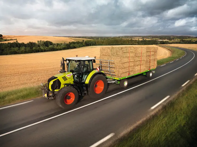 <em class="placeholder">Tracteur Claas Arion 570 CMatic sur la route avec un plateau à paille</em>