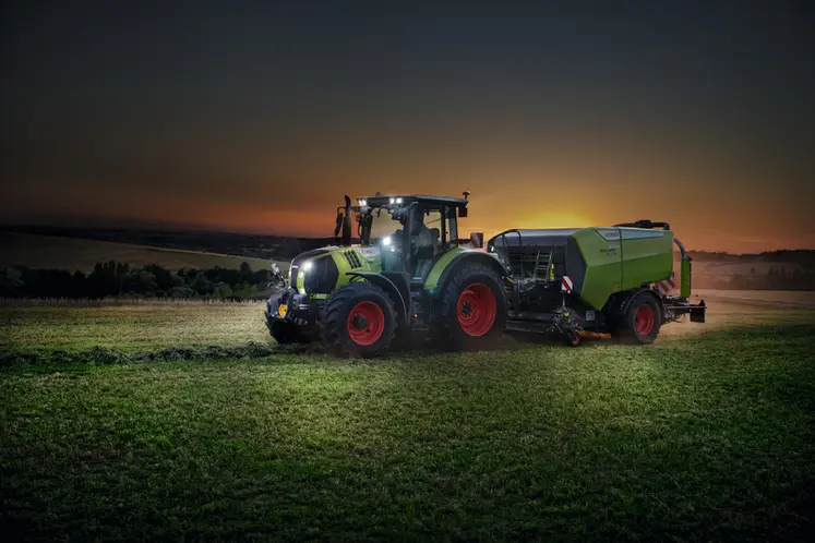 <em class="placeholder">Tracteur Claas Arion 570 CMatic au champ avec presse enrubanneuse Claas Rollant Uniwrap 630 RC</em>