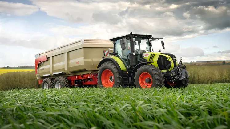 <em class="placeholder">Tracteur Claas Arion 570 CMatic sur la route avec une benne Leboulch Gold </em>