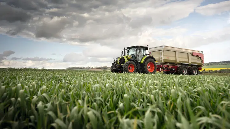 <em class="placeholder">Tracteur Claas Arion 570 CMatic sur la route avec une benne Leboulch Gold </em>