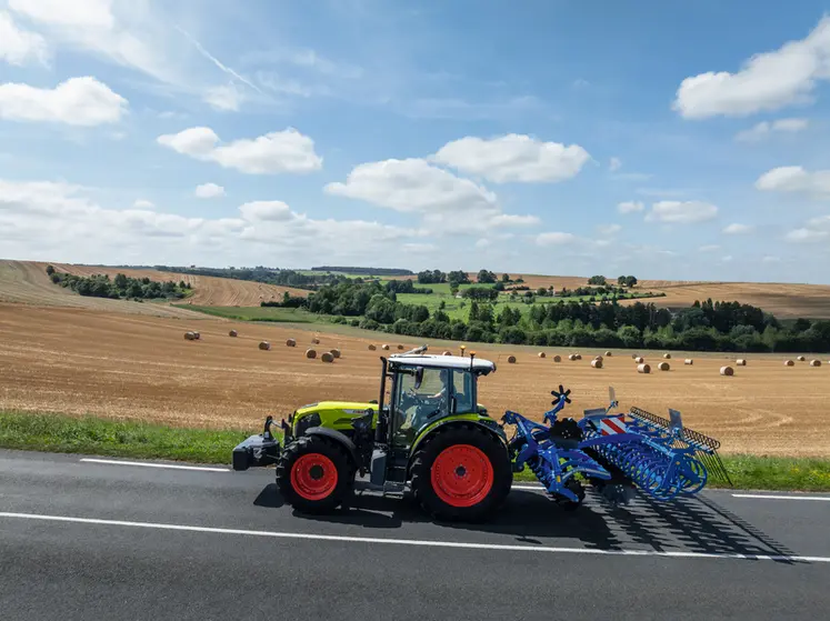 <em class="placeholder">Tracteur Claas Axos série 3 sur la route avec outil de travail du sol Köckerling</em>