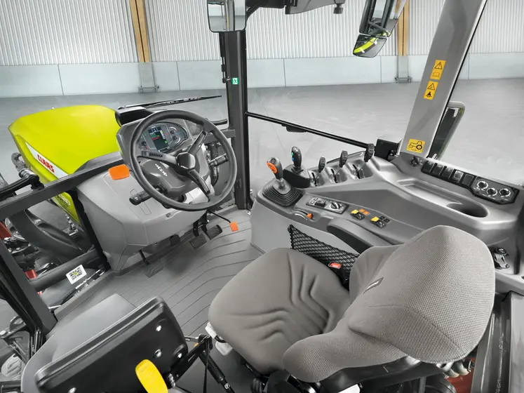 <em class="placeholder">Vue intérieure de la cabine du tracteur Claas Axos série 3</em>