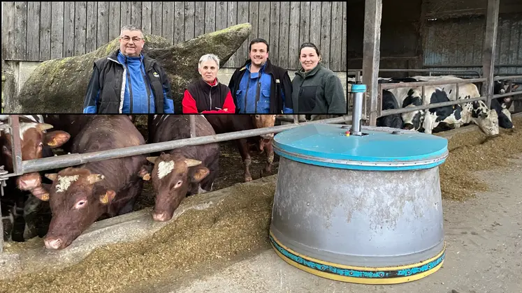 Didier Belliard, Chantal Belliard, Quentin Belliard et Adélaïde Belliard devant le rocher du Gaec du Rocher à Saint-Loup-du-Gast (Mayenne)