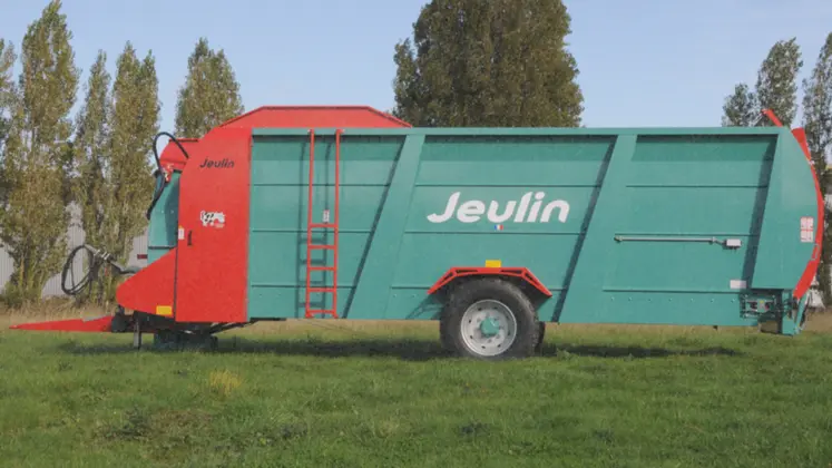 <em class="placeholder">Vue de côté de la pailleuse distributrice Jeulin Sirius 180.</em>