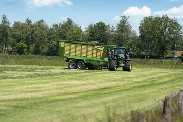 <em class="placeholder">Autochargeuse Krone avec tracteur John Deere dans une prairie</em>
