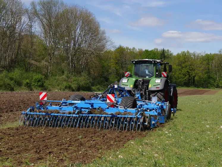<em class="placeholder">Déchaumeur Lemken avec tracteur John Deere au travail dans un champ</em>