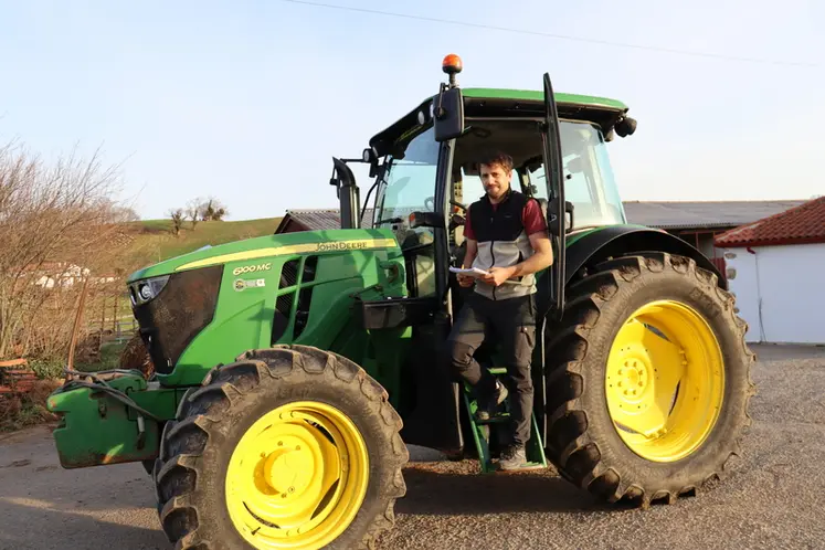 <em class="placeholder">Denis Damestoy (Pyrénées-Atlantiques) note ses heures d&#039;utilisation du tracteur John Deere 6100M , en vue des comptes annuels de copropriété.</em>