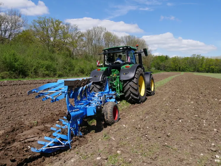<em class="placeholder">Tracteur John Deere avec charrue Lemken</em>