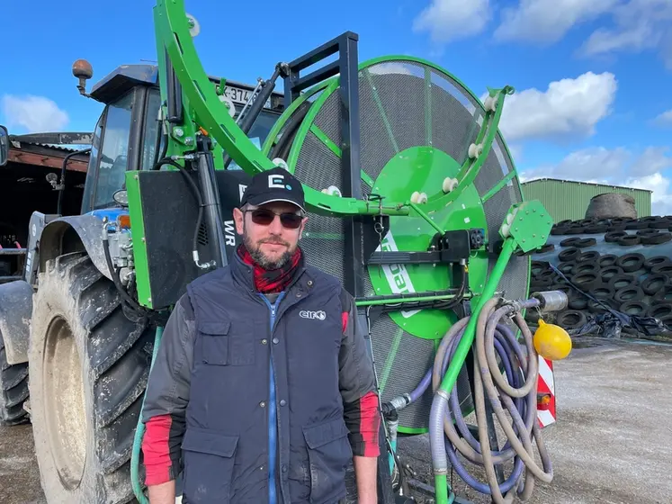 <em class="placeholder">Nicolas Guillou devant le nettoyeur de drains Sieger Drain-Jet WR de la Cuma vendéenne Inter-Rives </em>