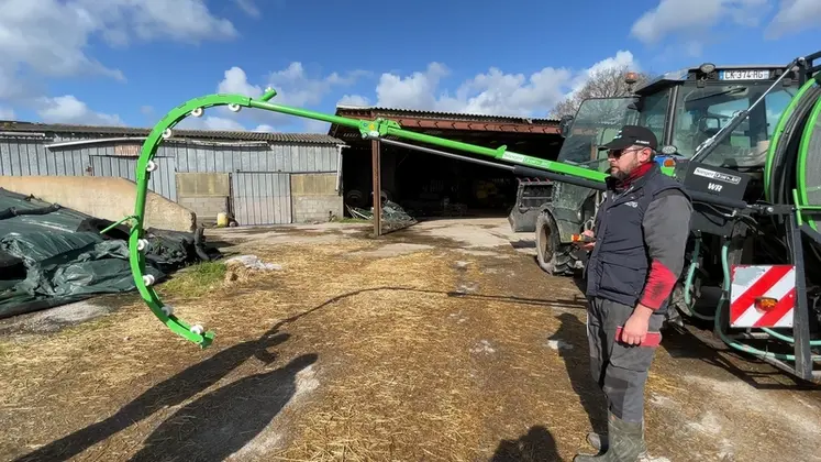 <em class="placeholder">Nicolas Guillou devant le nettoyeur de drains Sieger Drain-Jet WR de la Cuma vendéenne Inter-Rives </em>