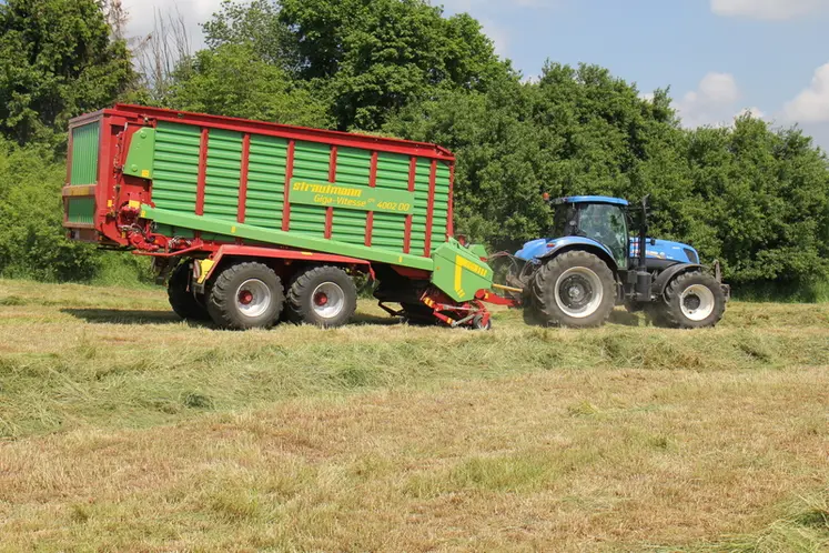 <em class="placeholder">Remorque autochargeuse Strautmann dans un champ avec un tracteur New Holland</em>