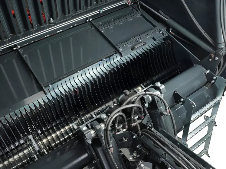 <em class="placeholder">Accès aux couteaux par le dessus du rotor sur une remorque autochargeuse Schuitemaker</em>