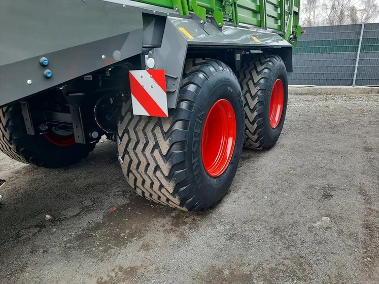 <em class="placeholder">Monte pneumatique de remorque autochargeuse Fendt </em>