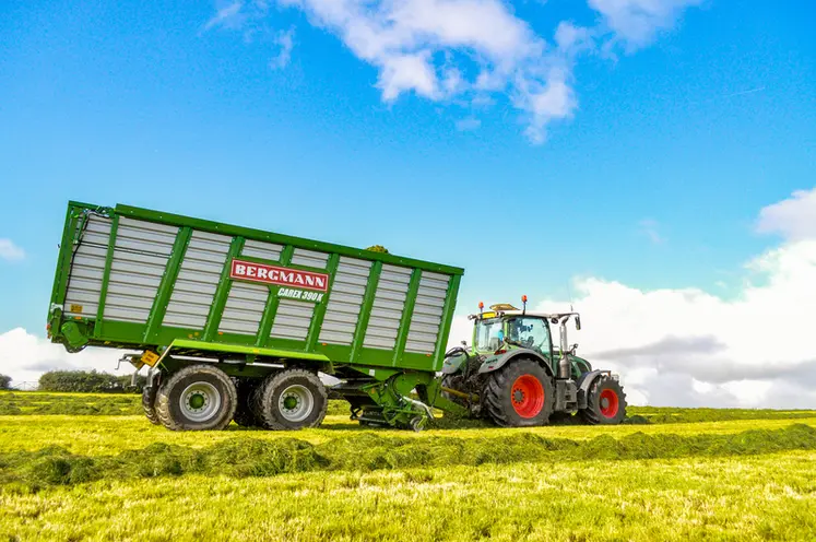 <em class="placeholder">Remorque autochargeuse Bergmann dans un champ avec tracteur Fendt</em>
