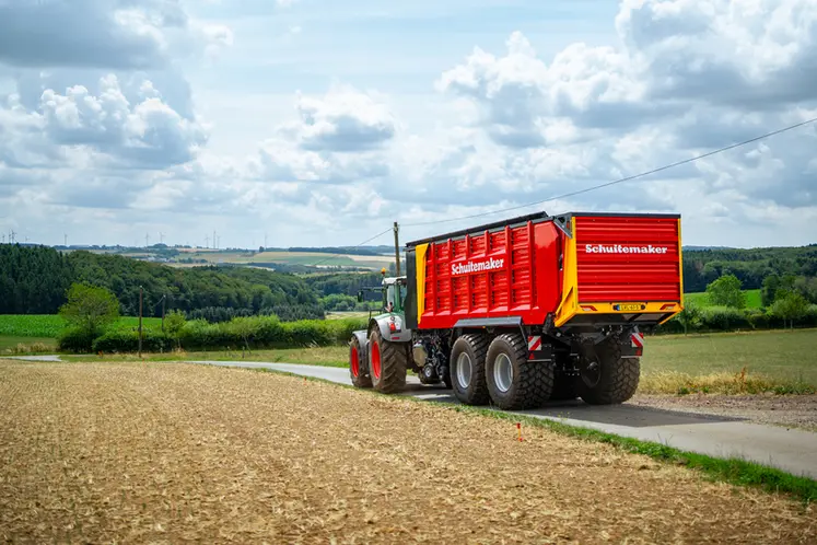 <em class="placeholder">Remorque autochargeuse Schuitemaker sur la route</em>