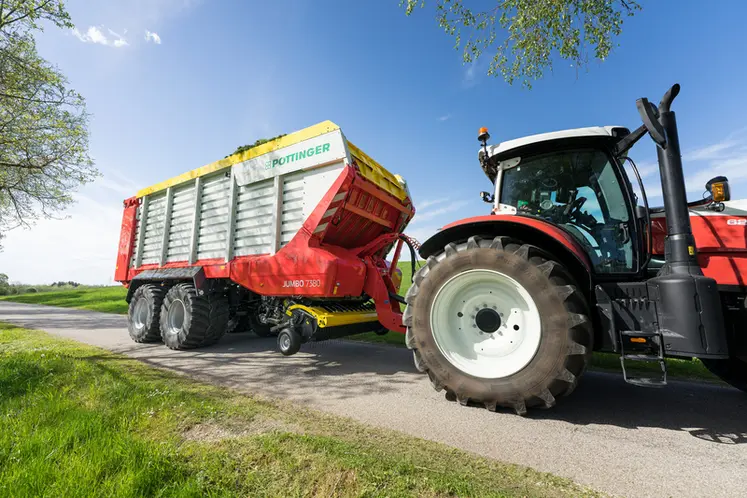 <em class="placeholder">Remorque autochargeuse Pöttinger Jumbo 7380 sur la route avec un tracteur Steyr</em>