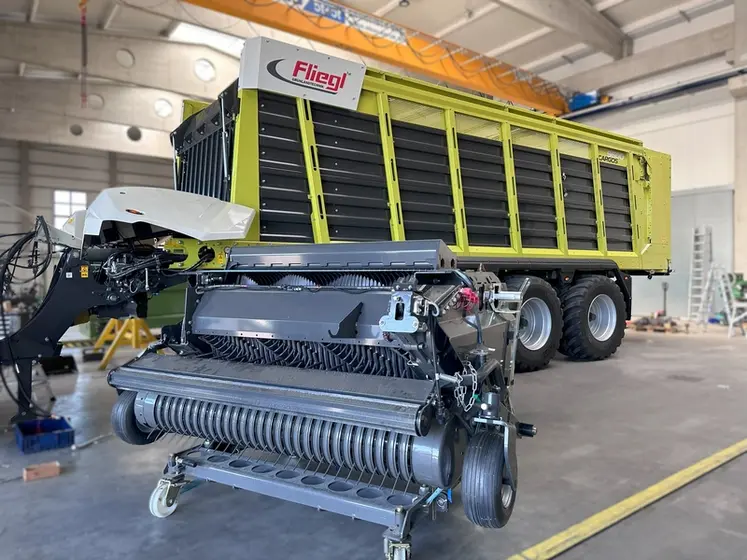<em class="placeholder">Remorque autochargeuse Fliegl avec  ensemble pick-up, rotor et système de coupe amovible démonté</em>