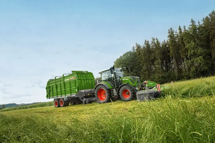 <em class="placeholder">Tracteur Fend dans un champ avec faucheuse frontale Fendt et remorque autochargeuse Fendt</em>
