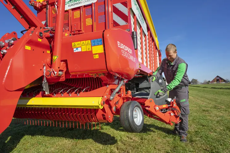 <em class="placeholder">Démontage de couteaux sur une remorque autochargeuse Pöttinger</em>