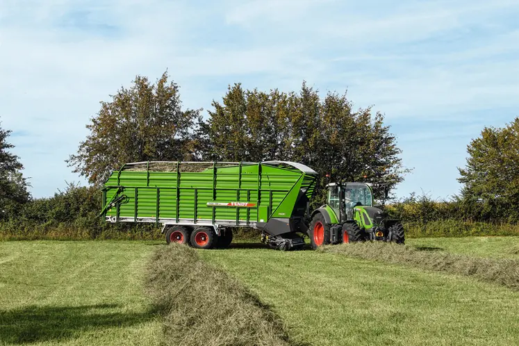 <em class="placeholder">Remorque autochargeuse Fendt dans un champ avec un tracteur Fendt</em>