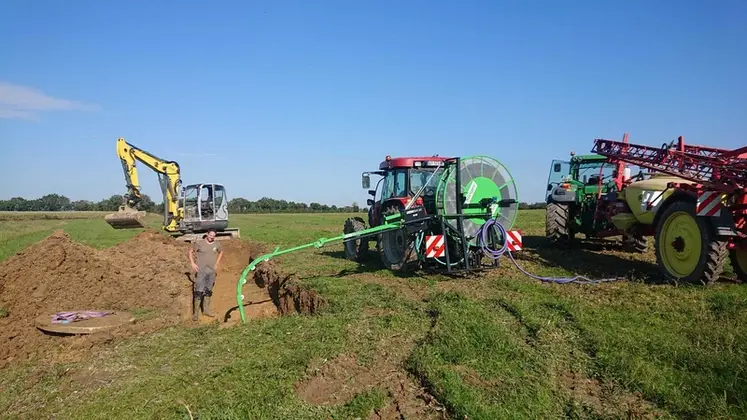 <em class="placeholder">Chantier de nettoyage des drains incluant une mini-pelle Neuson, un nettoyeur de drain Sieger, attelé à un tracteur Case IH, et un pulvérisateur Hardi derrière un ...</em>
