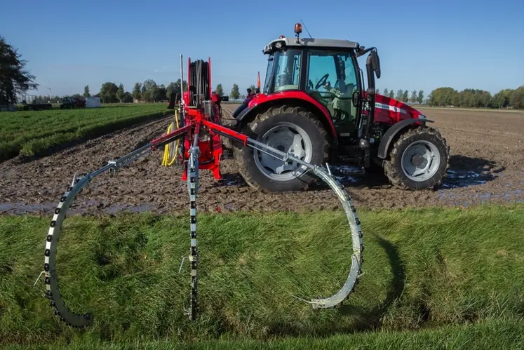 <em class="placeholder">Nettoyeur de drains Homburg attelé à un tracteur Massey Ferguson</em>