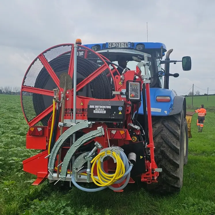 <em class="placeholder">Nettoyeur de drain Homburg sur un tracteur New Holland</em>