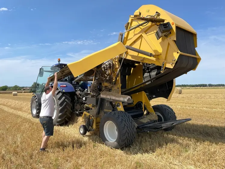 <em class="placeholder">Charly Macé relève les écran de pilotage de la presse à balles rondes à chambre variable New Holland Pro-Belt 165</em>