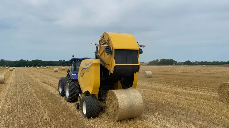 <em class="placeholder">Presse à balles rondes à chambre variable New Holland Pro-Belt 165 au travail dans la paille avec tracteur New Holland T7.210 AutoCommand</em>