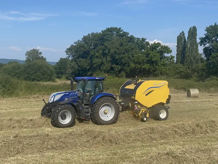 <em class="placeholder">Presse à balles rondes à chambre variable New Holland Pro-Belt 165 au travail dans le foin avec tracteur New Holland T7.210 AutoCommand.</em>