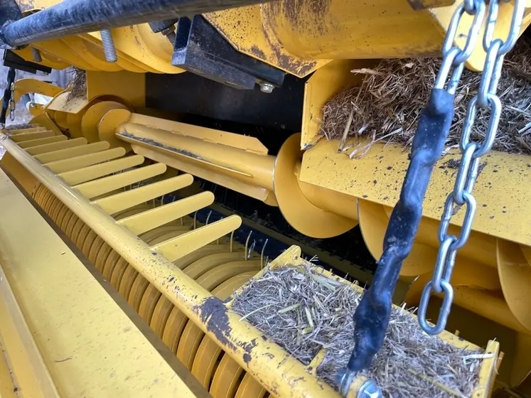 <em class="placeholder">Accélérateur de flux du pick-up de la presse à balles rondes à chambre variable New Holland Pro-Belt 165.</em>