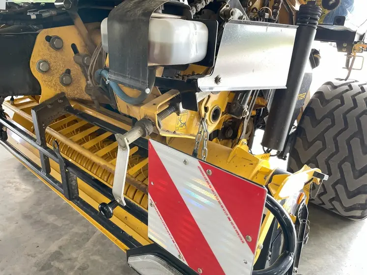 <em class="placeholder">Manivelle de réglage de la hauteur du pick-up de la presse à balles rondes à chambre variable New Holland Pro-Belt 165</em>