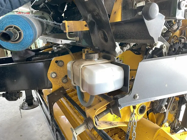 <em class="placeholder">Réserve d&#039;huile de la centrale de lubrification des chaînes de la presse à balles rondes à chambre variable New Holland Pro-Belt 165</em>