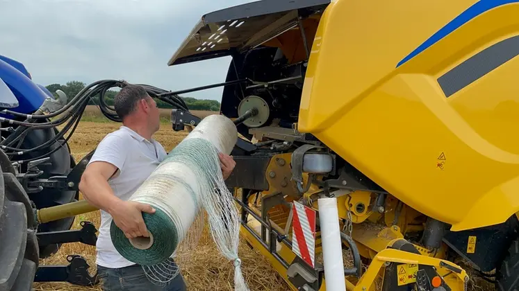 <em class="placeholder">Charly Macé au chargement de la bobine neuve de filet sur la presse à balles rondes à chambre variable New Holland Pro-Belt 165</em>