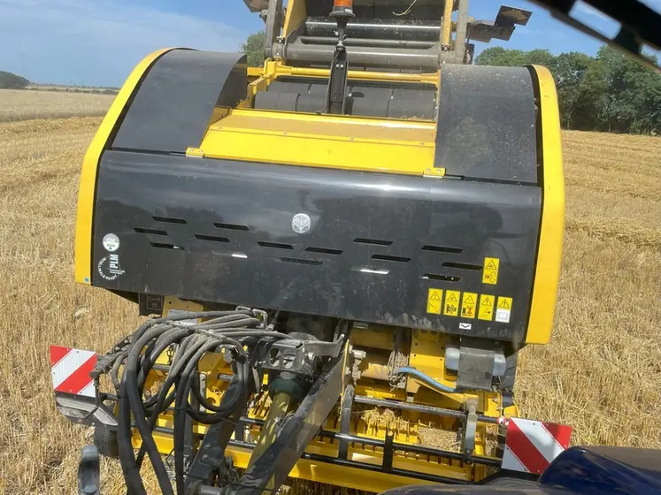 <em class="placeholder">Vue de l&#039;avant de la presse à balles rondes à chambre variable New Holland Pro-Belt 165</em>