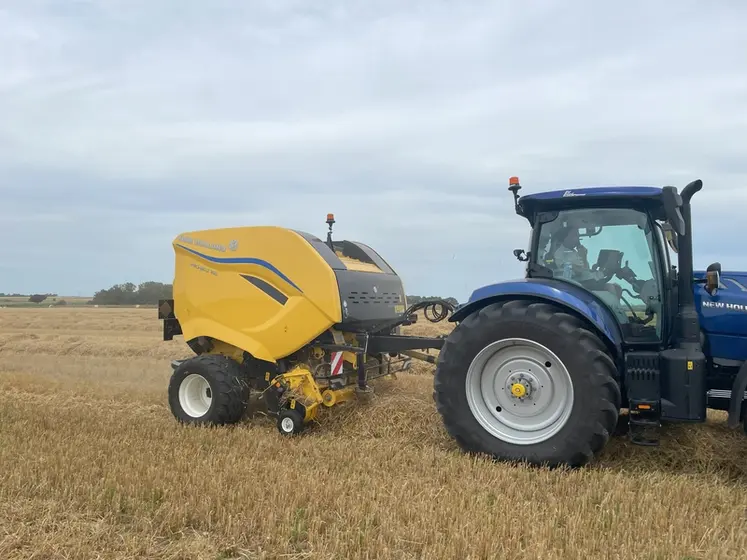 <em class="placeholder">Presse à balles rondes à chambre variable New Holland Pro-Belt 165 au travail dans la paille avec tracteur New Holland T7.210 AutoCommand</em>