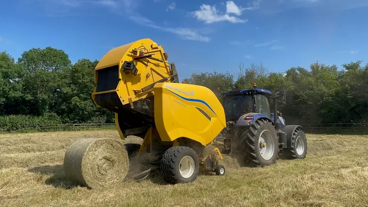 <em class="placeholder">Presse à balles rondes à chambre variable New Holland Pro-Belt 165 au travail dans le foin avec tracteur New Holland T7.210 AutoCommand</em>