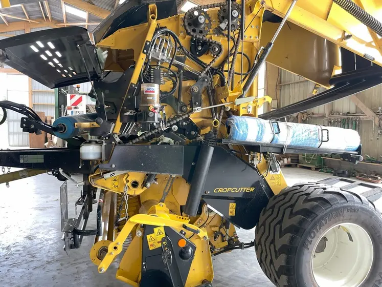 <em class="placeholder">Vue de la chaîne cinématique côté gauche de la presse à balles rondes à chambre variable New Holland Pro-Belt 165</em>